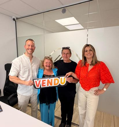 Clôture de vente — clients heureux avec leur agent Nigel Immo